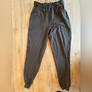 Lululemon - Olive green joggers - Size 6